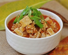 Đậu sốt tomyum kiểu Thái có vị cay cay của sốt, bùi bùi của đậu, ngọt nước của thịt mang đậm hương vị Thái trong phong cách Việt. Các chị em hãy vào bếp làm món này để cách anh phải khâm phục vì tài nấu nướng nhé!