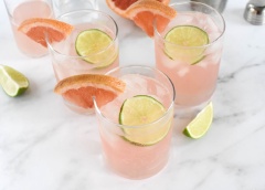 Cocktail bưởi chanh rất đơn giản và dễ làm với hương vị thơm mát, có chút chua chua cùng thoang thoảng vị rượu Voldka. Lâu lâu bạn hãy tự tay làm cho mình một ly và thưởng thức nhé.