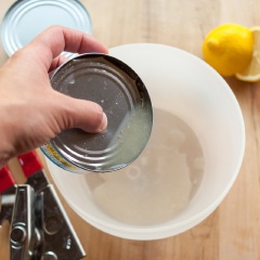 Cần tây, hành tím thái nhỏ. Bạn khui hộp cá ngừ, chắt hết nước đi, chỉ lấy phần cá, sau đó dầm nhuyễn rồi trộn đều với với sốt mayonnaise, mứt cam, nước cốt chanh, cần tây thái nhỏ, hành tím băm.