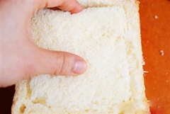 Cắt bỏ 1 đầu bánh mì và khoét rỗng ruột để làm “tô” đựng mì. Chiên vàng phần ruột bánh mì với 1 muỗng cà phê tỏi băm, 3g bơ và lá húng quế cắt nhuyễn để có món bánh mì bơ tỏi thơm lừng ăn kèm.