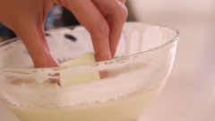 Làm nóng chảo với dầu ăn, cho bánh sữa vào chiên ngập dầu, khi bánh chín vàng giòn tất cả các mặt thì vớt ra cho ráo dầu là xong rồi đó.
