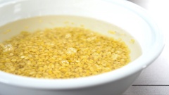 500gr đậu xanh đãi sạch, bỏ những hạt bị mốc và hư sau đó ngâm với nước lọc hoặc nước ấm 4 tiếng cho đậu xanh nở. Sau khi ngâm đem đậu đi chắt ráo nước, cho vào xửng hấp 30 phút đến khi đậu chín mềm.