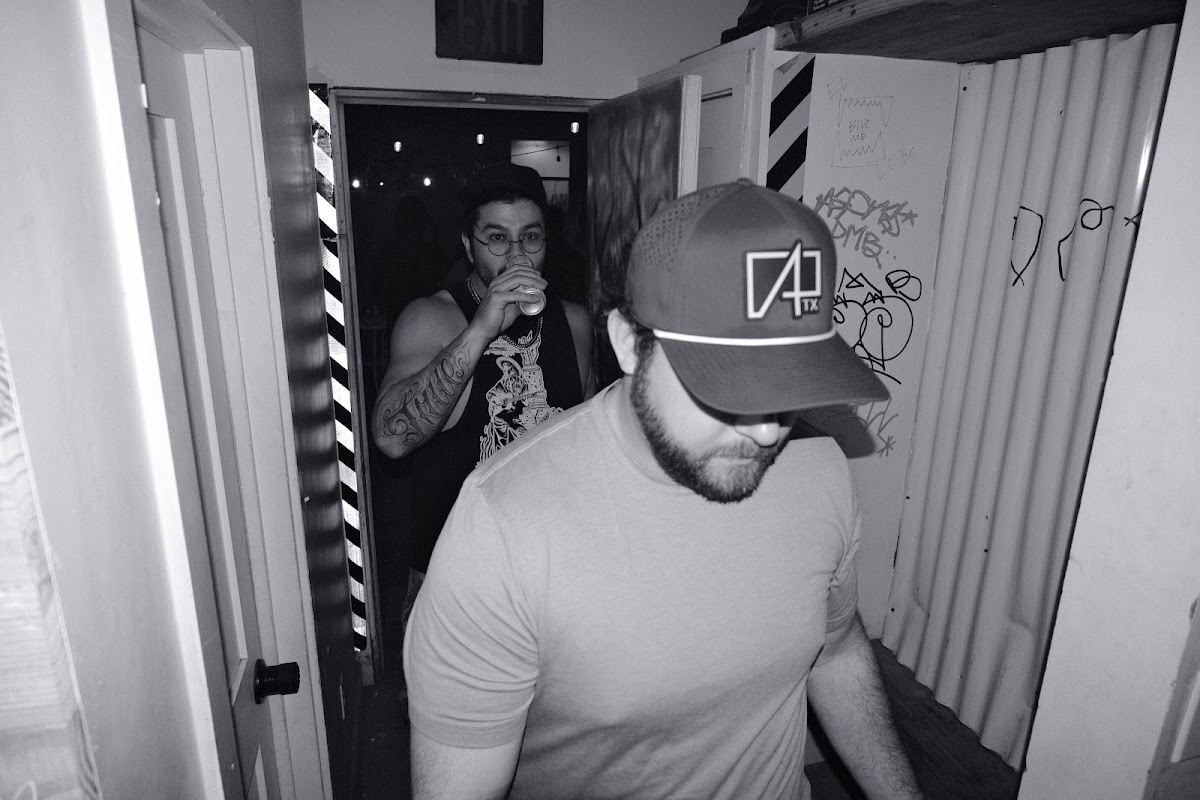 @tlau.photos_thelostandunfounds_2026-03-29_austin_last_night_noir_009