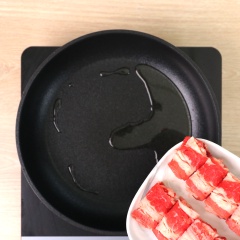 Cho 1 muỗng cà phê dầu ăn vào chảo, trút 500gr ba chỉ bò Mỹ vào xào chín, rồi chia làm hai phần bò thành khối bằng nhau, sau đó cho phần rau củ đã xào trước đó lên hai phần thịt, cuối cùng cho lát phô mai mỹ lên trên để thêm 30 giây để phô mai chảy ra.