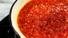 Ớt sả sate: Đun nóng 50ml dầu ăn, cho 100gr sả băm vào phi vàng thơm. Tiếp theo cho 30gr ớt bột vào. Dùng muỗng khuấy đều, khi dầu sôi thì tắt bếp và để nguội hoàn toàn.