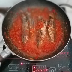 Sau khi chiên cá xong, lấy 1 cái chảo mới, cho vào chảo 1 muỗng canh dầu ăn phi thơm tỏi + ớt. Tiếp theo, đổ cà chua vào, đảo đều tay cho cà chua chín mềm, cho vào sốt 1 ít nước để cà không bị cháy. Nêm mếm gia vị cho vừa ăn, kiểm tra thấy sốt cà chua đã nhừ, cho cá nục đã chiên vào trong chảo sốt cá. Lật cá nhẹ nhàng cho cá thấm nước sốt cà.