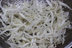 Đổ nước ngập rau câu chân vịt, vắt thêm nước cốt một quả chanh để khử mùi tanh của rau câu. Ngâm rau câu trong khoảng 3 giờ. Sau 3 giờ, đổ rau câu ra rổ rửa thật sạch, để ráo nước.