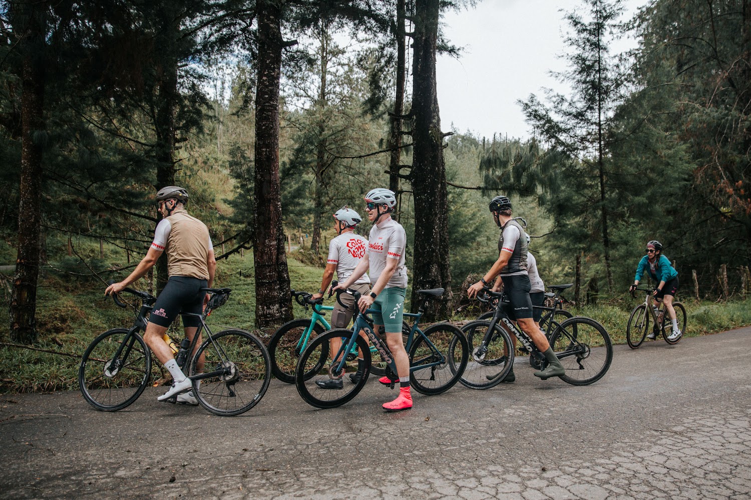 Riders on a Colombici journey, El Retiro, Antioquia. Photograph by @LaVueltaEsAsi