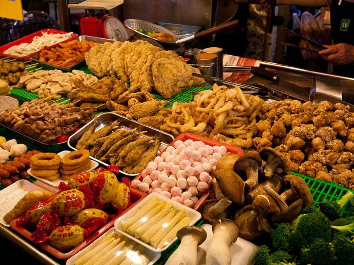 C&aacute;c quầy hải sản v&agrave; đặc sản biển phong ph&uacute; tại chợ đ&ecirc;m