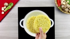 Trụng mì: nấu nồi nước sôi, cho 2 vắt mì chay Nissin 365 vào trụng khoảng 1 phút cho mì chín thì vớt ra.