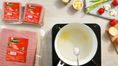 Bắc nồi nước sôi, cho vào 1 muỗng canh dầu ăn, 1 muỗng cà phê muối rồi cho 150gr mì Ý vào luộc chín trong khoảng 10 phút.