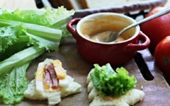 Quét 1 lớp sốt lên bánh mì, cho xà lách lên, rồi tiếp tục cho jambon, trứng lên một miếng bánh mì sandwich.