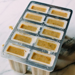 Đợi hỗn hợp đậu xanh nguội thì cho vào khuôn làm kem que. Sau đó đặt trong ngăn đá tủ lạnh để qua đêm là có thể dùng nhé!