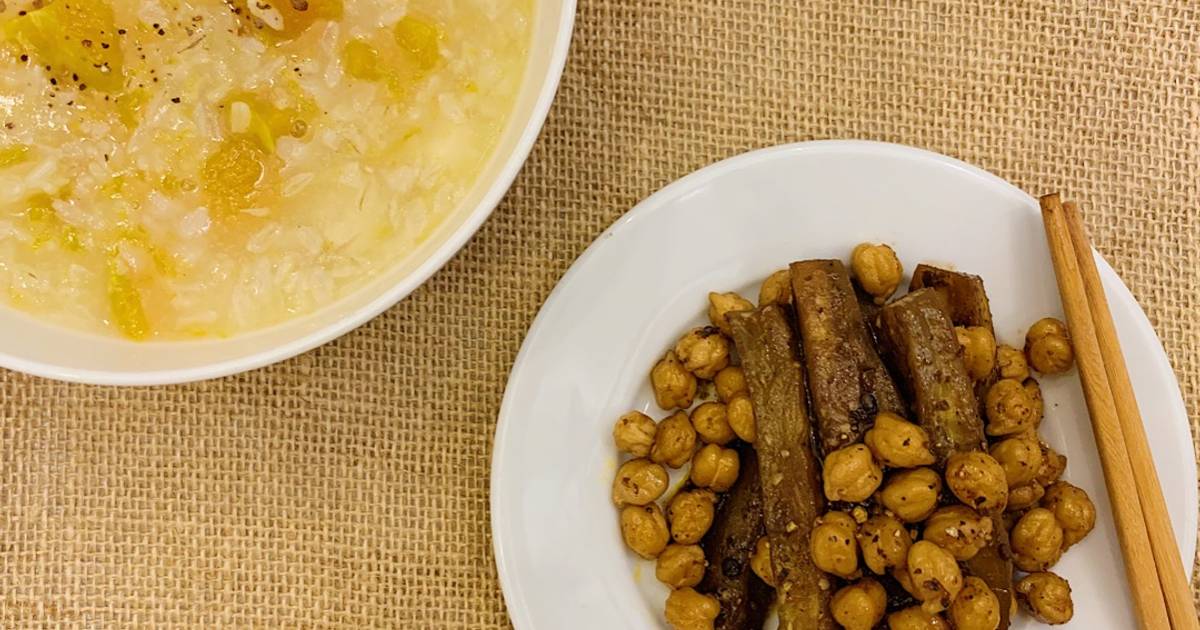 Cháo gạo lức bí đỏ, ăn kèm cà tím, đậu gà xào tương