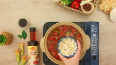 Để có một nồi nước dùng ngon và đậm đà thì bạn cần đập dập 10gr sả, 10gr riềng và thêm 5gr ớt, 5gr lá chanh đã bỏ gân cho vào nồi nước dùng cua nấu sôi 5 phút. Tips: Bạn nhớ bỏ gân sẽ giúp bỏ vị đắng của lá chanh nhé!