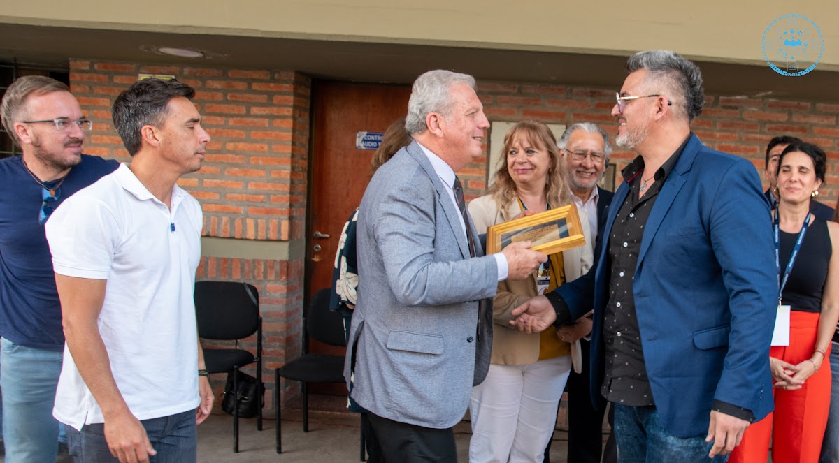 Entrega de un reconocimiento durante el acto institucional