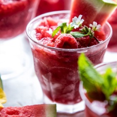 Rót sinh tố ra ly, trang trí cho xinh xắn rồi thưởng thức thôi nào. Slushies dưa hấu mâm xôi không chỉ giải khát cực đỉnh mà còn được cho là có công dụng giúp thúc đẩy làn da khỏe mạnh vì nó có đặc tính kháng khuẩn và thúc đẩy lưu thông máu.