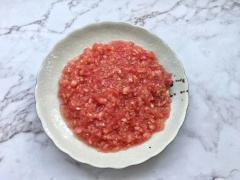 Cà chua rửa thật sạch, dùng dao khía nhẹ phần vỏ. Nấu nồi nước sôi, cho cà chua vào chần sơ rồi vớt ra, lột vỏ cẩn thận tránh bị phỏng. Sau khi đã lột vỏ thì cắt cà chua ra bỏ ruột, phần thịt xắt nhuyễn. Nấm kim châm cắt gốc, ngâm nước muối và rửa sạch, để ráo. Đun nóng dầu ăn trong chảo, thả hành tím xắt lát vào phi thơm rồi cho cà chua bằm vào xào. Tiếp đó cho nấm kim châm cùng 2 muỗng nước tương, 1/2 muỗng đường vào đảo đều, rim trên lửa nhỏ.