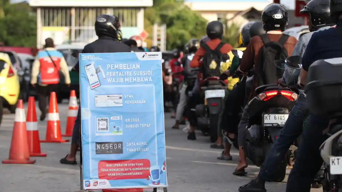 Suasana antrean kendaraan di SPBU saat pengisian BBM jenis Pertalite.