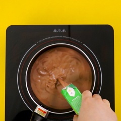 Cho sữa milo trong hộp vào nồi, bắc nồi lên bếp nấu cho sữa ấm (khoảng 50 độ C) thì tắt bếp, cho hỗn hợp gelatin vào trộn đều rồi để nguội.