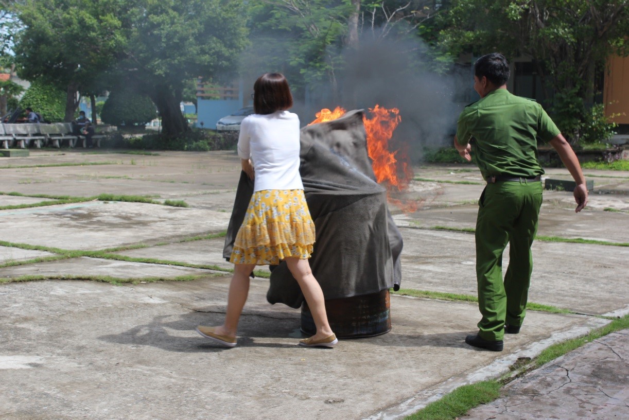 Học viên thực hành dùng chăn dập lửa từ phuy xăng