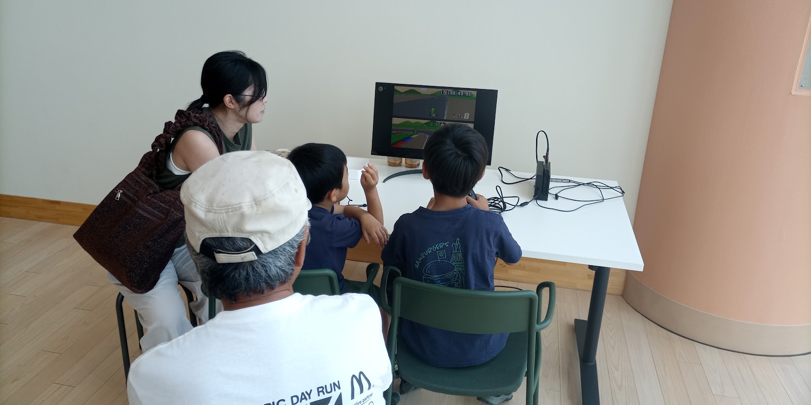 家族三世代でゲームを楽しむ様子