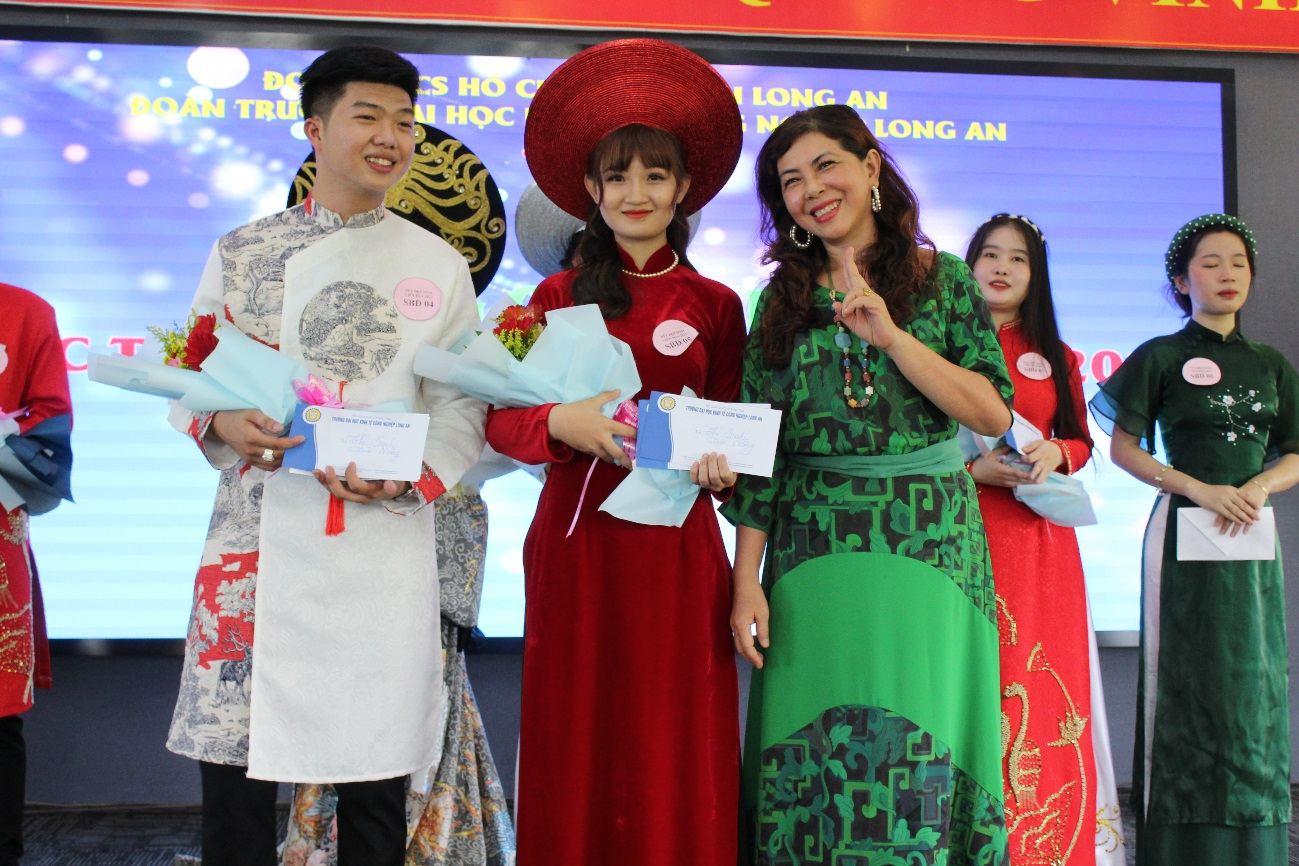 Tiếp đó, giải Tài năng thuộc về Nguyễn Kim Hằng – chi đoàn lớp 20QT và Nguyễn Phương Duy – chi đoàn lớp 19TH.