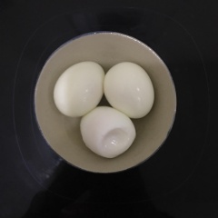 Rửa sạch thịt ba chỉ với muối hột. Luộc chín 3 quả trứng rồi bóc vỏ. Sả chia làm 2 phần: cắt lát mỏng phần đầu sả và đập dập phần thân. Hành tím chia 1 phần băm nhỏ, 3 phần cắt khoanh.