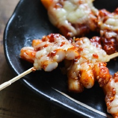 Bánh gạo nướng phô mai cay rất ngon và hấp dẫn, thích hợp để bạn làm ăn vào cuối tuần cùng bạn bè hoặc chỉ đơn giản là thèm một hương vị Hàn Quốc thôi phải không nào. Còn đợi gì mà không nhanh tay lưu ngay công thứ lại nào.