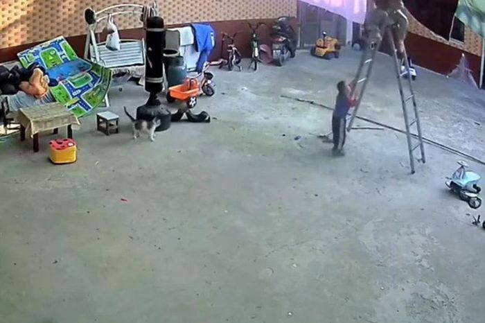 Bé trai 3 tuổi nhanh trí cứu bà ngoại mắc kẹt khi phơi đồ - Tạp chí Doanh Nghiệp Việt Nam