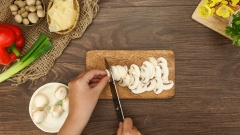Tàu hủ ky ngâm nước cho nở mềm và cắt khúc. Nấm mỡ cắt thành từng lát mỏng. Ớt chuông xanh, đỏ và củ hủ dừa cắt thành từng miếng dài.
