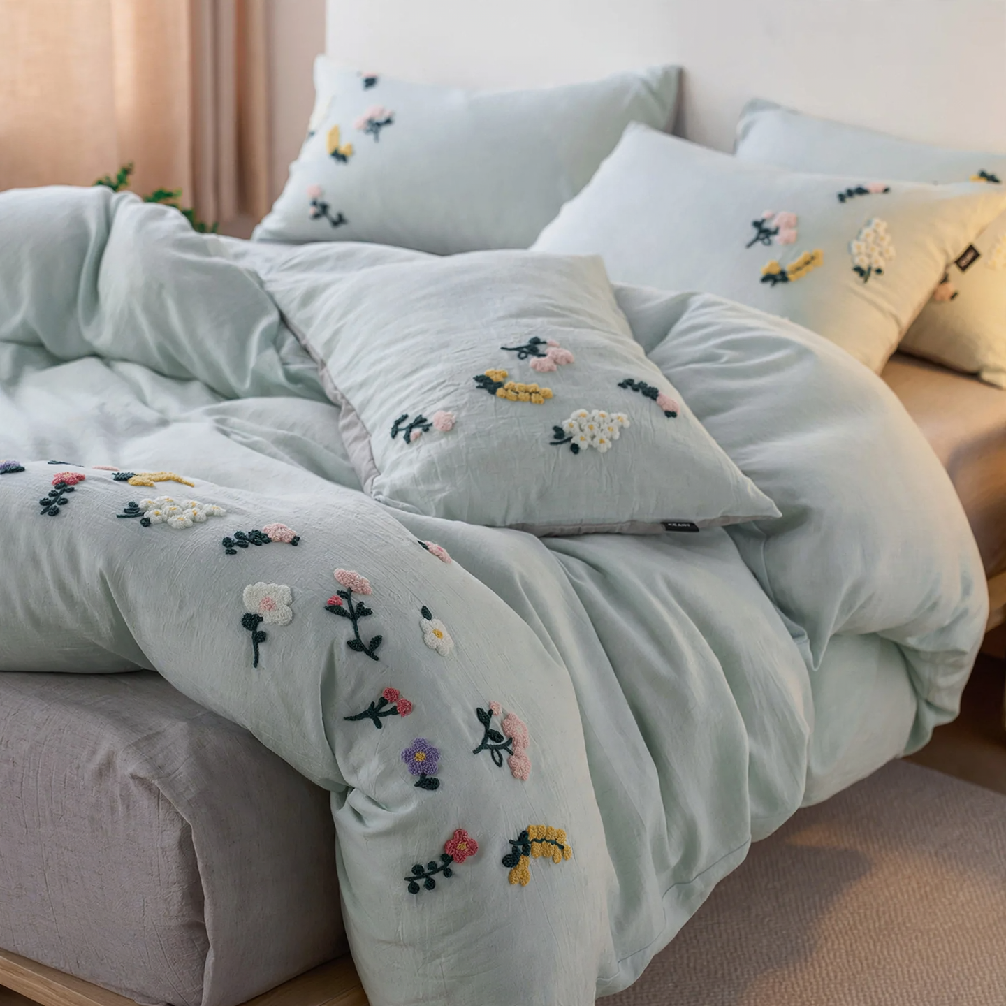 Tencel-Cotton Bedding with Floral Embroidery