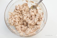 Đến khi phần thịt cá được dằm đều, cho mayonnaise, nước cốt chanh, tiêu và trộn đều hỗn hợp. Cho hỗn hợp vào tủ lạnh tầm khoảng 1 tiếng trước khi ăn.