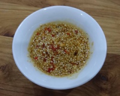 Cho 1/2 vắt me vào chén ngâm với 1/2 chén nước rồi lược bỏ hột. Nấu mắm me: cho 2 muỗng canh đường +2 muỗng canh nước mắm + nước cốt me lên nấu sôi lâu cho hơi sệt lại, nêm vừa ăn. Cho mắm me ra chén thêm ớt băm và mè rang hoặc đậu phộng giả dập.