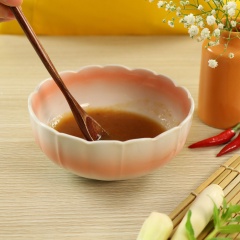 Ngâm 50gr me với nước sôi để lọc lấy nước cốt, sau đó cho nước cốt vào bát nêm vào 3 muỗng canh đường, 1 muỗng canh bột ngọt, 1 muỗng cà phê muối, khuấy đều hỗn hợp.