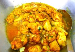 Sau đó, giảm lửa nhỏ, cho nước sôi vào, đun riu riu cho đến khi cạn nước. Cho lá chanh, ớt khô, tiêu, nước mắm, đường nâu vào. Tiếp tục đun đến khi gà chín, cho dầu mè vào, nêm nếm lại cho vừa ăn. Tắt bếp rồi cho chảo cánh gà xuống.