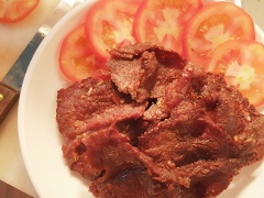 Thịt nướng xong bày ra đĩa cùng với salad hoặc cà chua tuỳ thích. Thịt bò nướng mè dùng ngon nhất ngay khi còn nóng. Có thể ăn kèm với nước mắm tỏi ớt hoặc ăn với cơm cũng rất ngon.