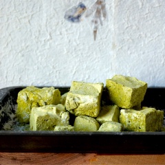 Kẹo mashmallow matcha xốp mềm, ngọt ngọt ăn vào rất thích miệng, bạn có thể dùng kèm kẹo với thức uống như trà hay latte đấy. Cách làm kẹo mashmallow cực kì đơn giản và dễ nên bạn thực hiện ngay nhé.