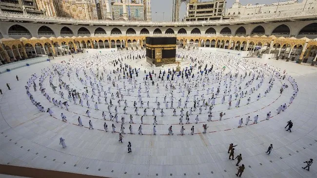 Petugas kesehatan haji Indonesia sedang melayani jemaah haji.