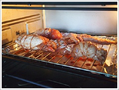 Chuẩn bị lò nướng, lót một miếng giấy bạc ở bên dưới, đặt gà đã ướp lên khay. Làm nóng lò nướng đến 200 độ C, và nướng trong khoảng từ 30 đến 40 phút.