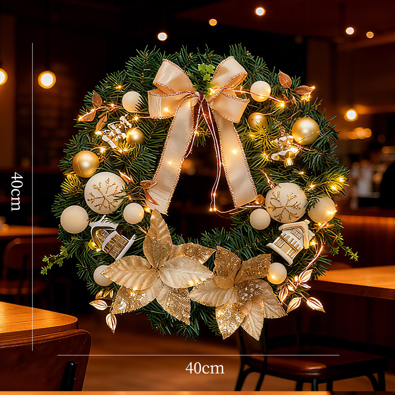 Weihnachtskranz mit Kugeln und Beleuchtung
