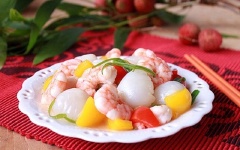 Cho món ăn ra đĩa, trang trí thêm hành lá và dùng với cơm nóng nhé! Chúc các bạn thành công và ngon miệng.