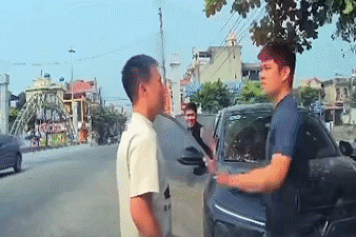 Công an xác minh clip người đàn ông bị bóp cổ, hành hung trên đường - Báo Tiền Phong