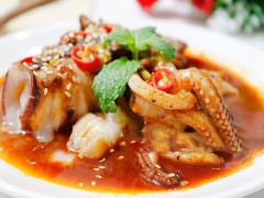 Mực sốt cay Hàn Quốc lạ miệng, vị cay kích thích vị giác, mực tươi giòn sật sật ngấm đều sốt ngon tuyệt. Có thể dùng với cơm hay làm mồi nhấm bia rượu đều được. Món này mà được ăn trong những ngày trời lạnh thì làm ấm lòng tức thì đấy nhé!
