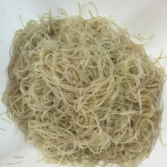Miến ngâm nước lạnh cho nở mềm khoảng 15 phút. Nếu không có thời gian bạn có thể ngâm nước ấm sẽ nhanh mềm hơn.