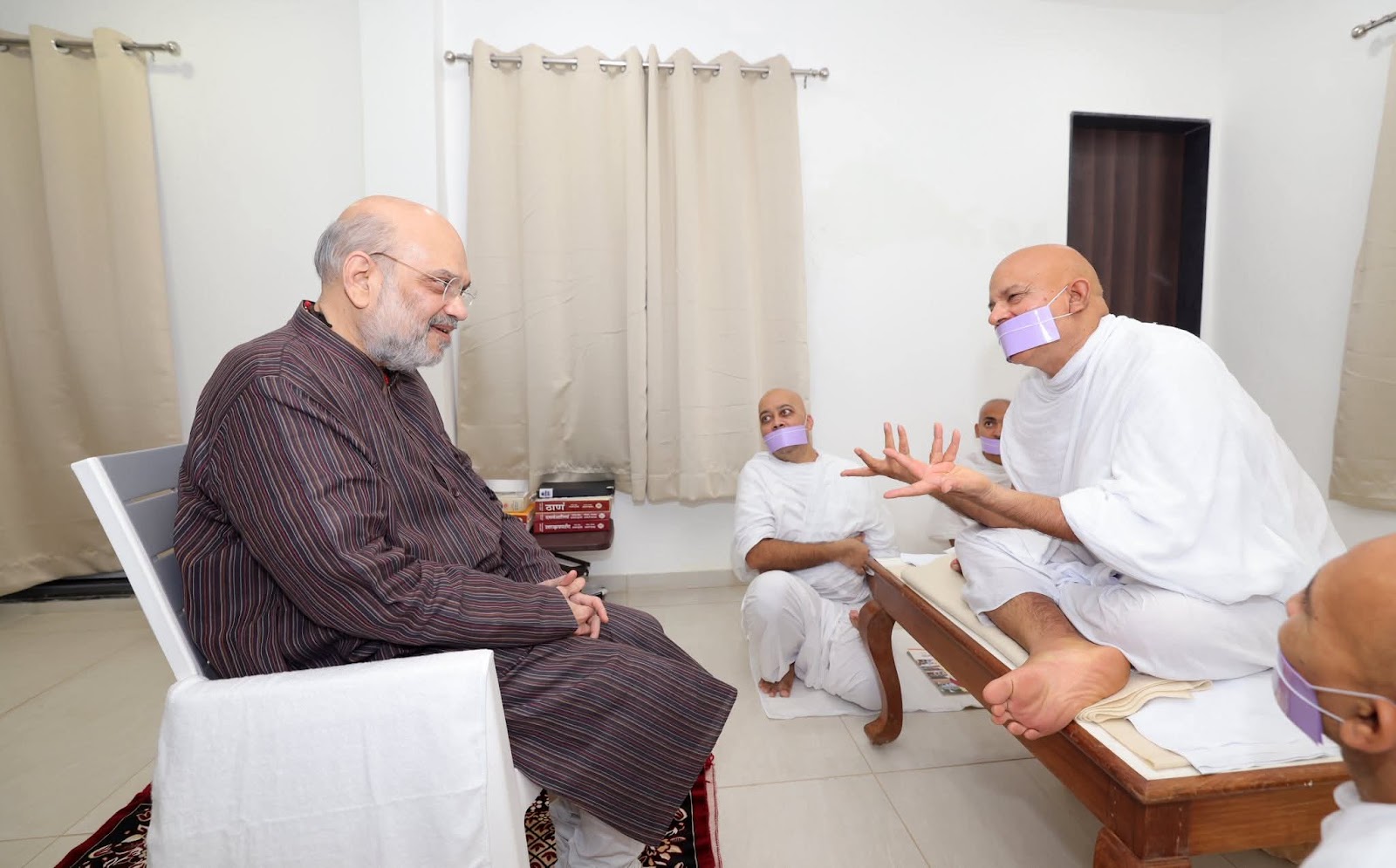 अहमदाबाद में जैनाचार्य युगप्रधान महाश्रमण जी के दर्शन किए अमित शाह