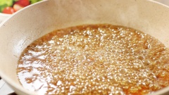 Làm cánh gà chiên nước mắm: Trên cùng chiếc chảo đó bạn rót vào 1 muỗng canh nước mắm, 5gr đường, 2 muỗng canh nước, 3gr bột bắp và 2gr tiêu. Khuấy đều sau đó đun cho sốt sôi liu riu. Lúc này cho cánh gà đã chiên vào.