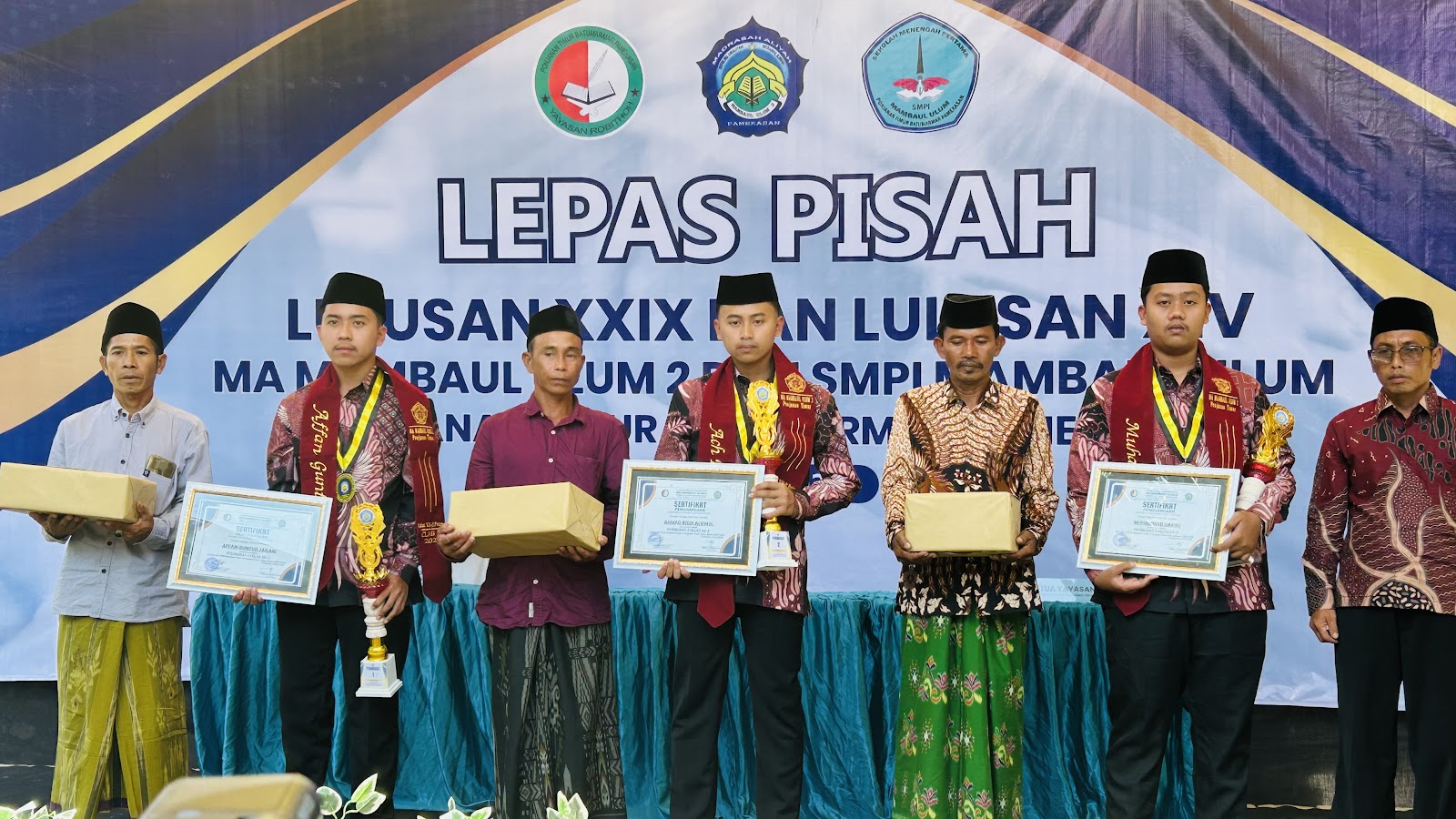 Pemberian penghargaan kepada siswa peringkat kelas 