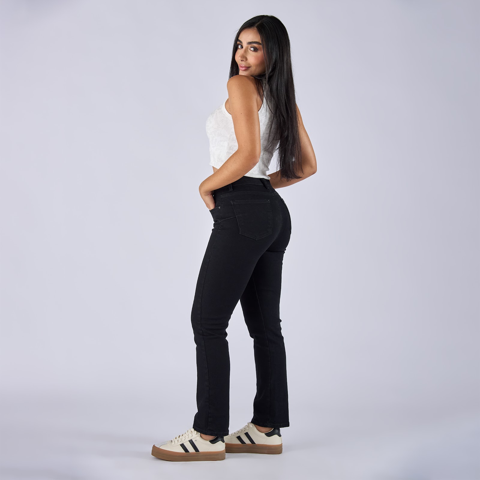 Jean straight boot licrado tiro medio en denim negro - Vista 2