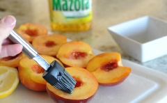 Trong một bát nhỏ, trộn dầu Mazola Corn và đường. Dùng cọ quết hỗn hợp lên mặt cắt của đào vào chanh. Làm nóng bếp nướng ở mức độ trung bình. Sau đó úp mặt cắt của đào và chanh xuống rồi nướng trong 3 phút. Cho đào và chanh ra khỏi bếp nướng. Để lại một miếng đào làm trang trí.